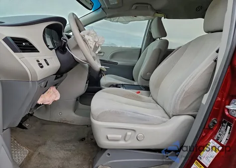 2013 Toyota Sienna Le z USA, uszkodzony, nr VIN 5TDKK3DC0DS364768